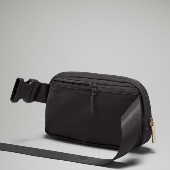 Lululemon Everywhere Belt Bag BLACK & GOLD - Picture 6 of 7